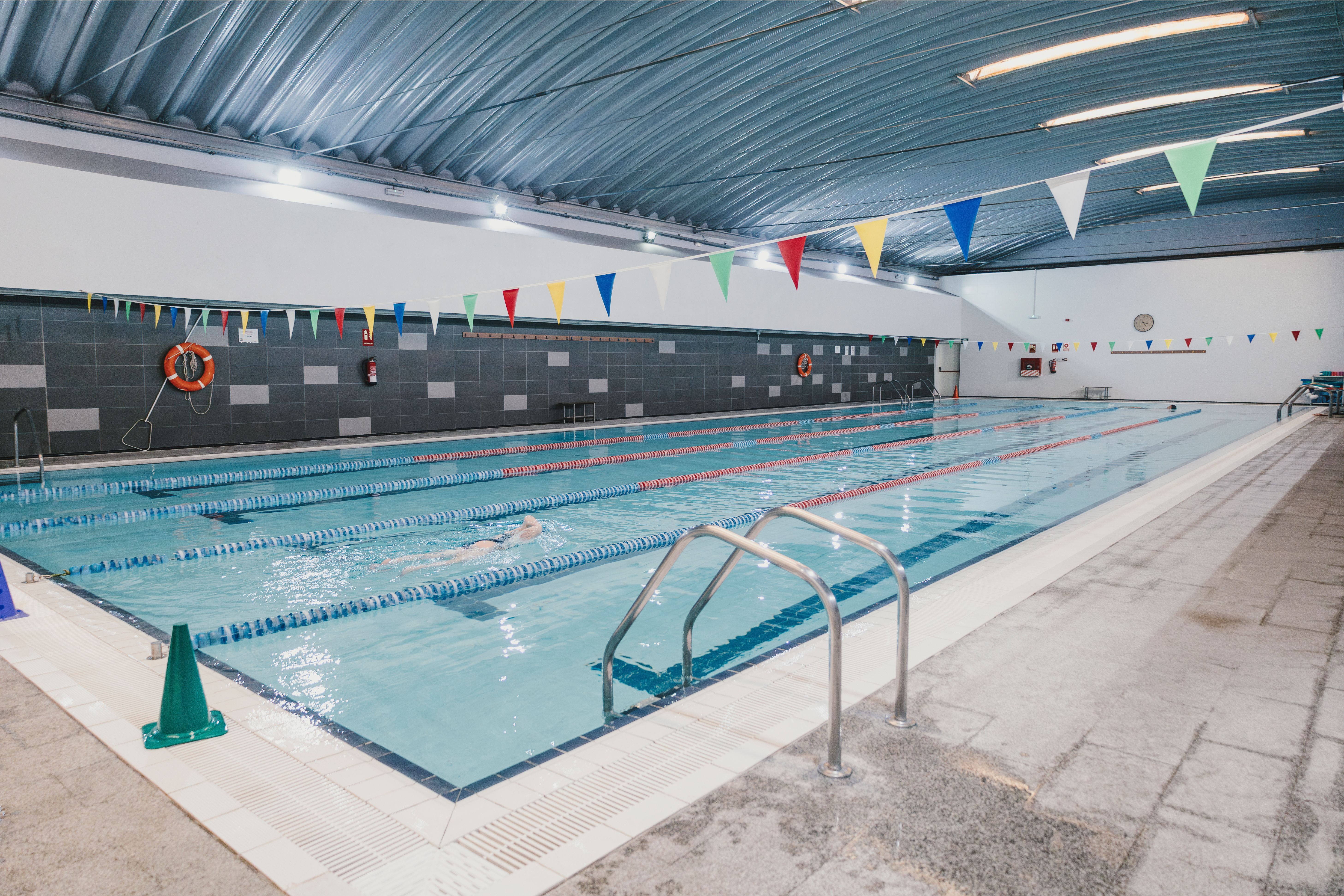 2peu_piscina.jpeg